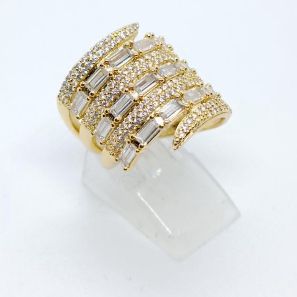 FASHIONJEWELRY RING WOMEN STAINLESS STEEL GOLD COLOR ENCRUSTED ZIRCONIA   SIZE 7